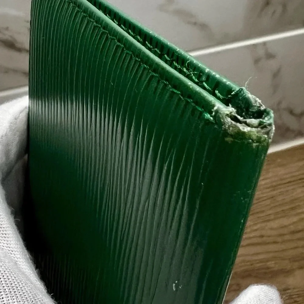 Louis Vuitton Vintage Porte 2 Cartes Vertical Wallet in Green Epi Leather